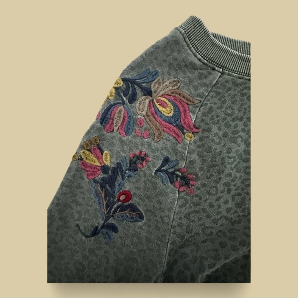Standard Grace - Mossy Green Leopard Top M - Picture 4 of 10